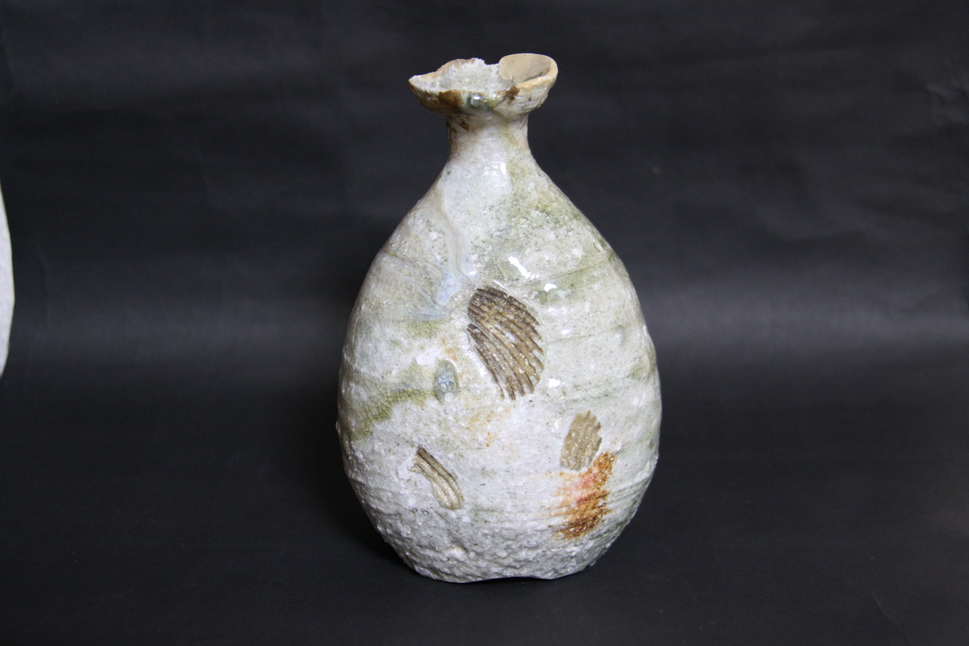 欠けたとっくりの修復: とっくり棚の住人